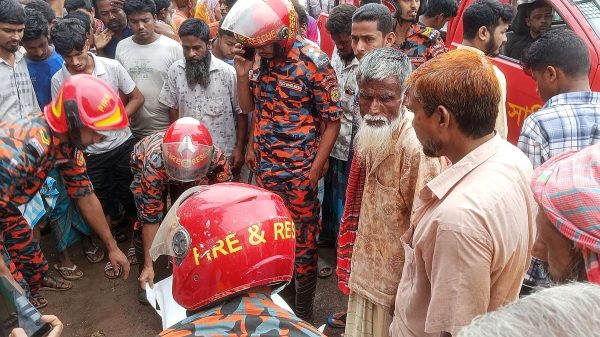 গ্রামীণ সড়ক থেকে মহাসড়কে ওঠার সময় ট্রাকচাপায় তিন কিশোর–তরুণ নিহত